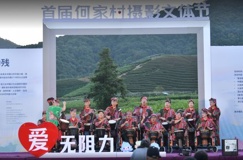 一場攝影展的布展能有多“野”？霞光里的何家村等你賞圖賞風景